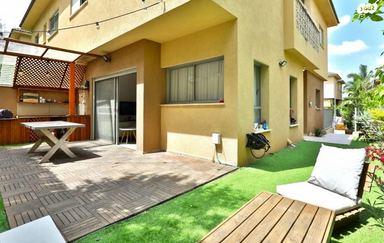 דו משפחתי, ד"ר הוגו הסנר, גדרה