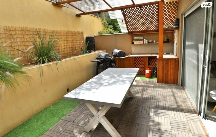 דו משפחתי, ד"ר הוגו הסנר, גדרה