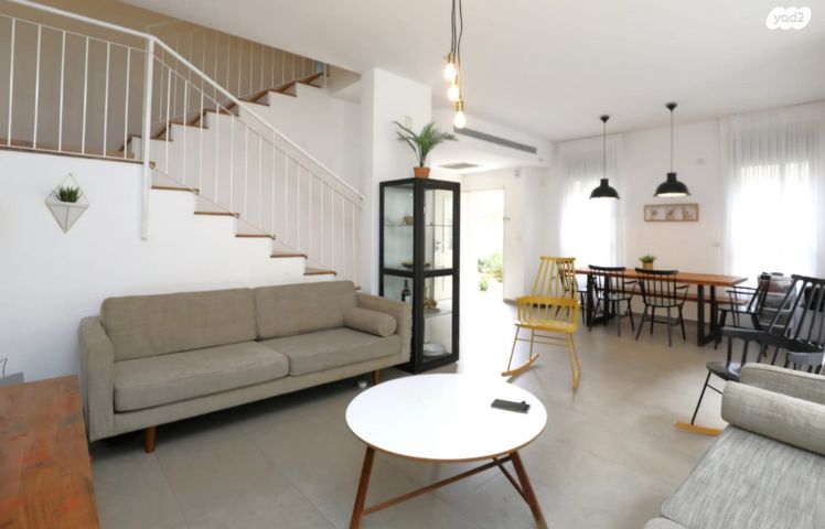 דו משפחתי, ד"ר הוגו הסנר, גדרה