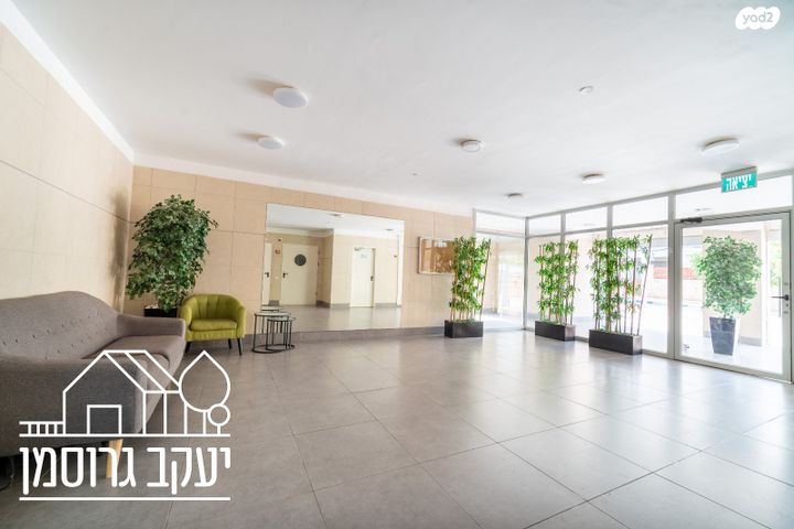 דירה, צור יצחק, צור יצחק