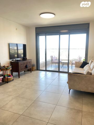 דירה, יגאל אלון, המרכז האזרחי, רמלה