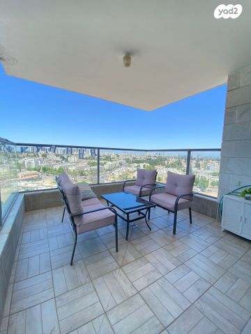 דירה, יגאל אלון, המרכז האזרחי, רמלה