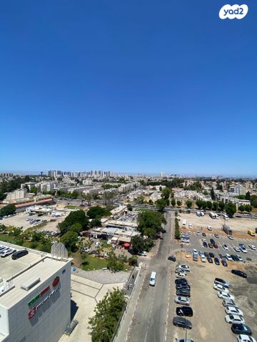 דירה, יגאל אלון, המרכז האזרחי, רמלה