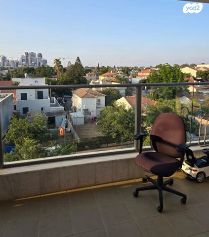 דירה, אריק איינשטיין, הרקפות, ראשון לציון