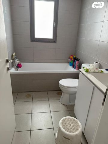 דירה, אריק איינשטיין, הרקפות, ראשון לציון