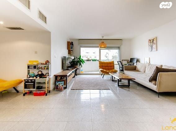 זכרון יעקב 28