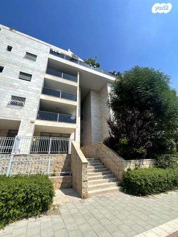 דירה, ד"ר משה סנה, הזמר העברי, כפר סבא