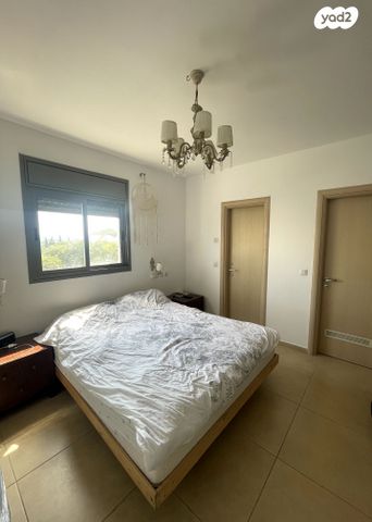 דירה, ד"ר משה סנה, הזמר העברי, כפר סבא