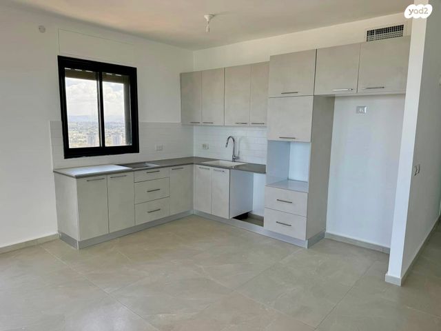 דירה, אמנון ליפקין שחק, נוף הטיילת, נתניה