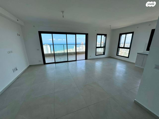 דירה, אמנון ליפקין שחק, נוף הטיילת, נתניה