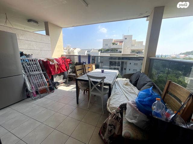 דירה, ד"ר משה סנה, הזמר העברי, כפר סבא