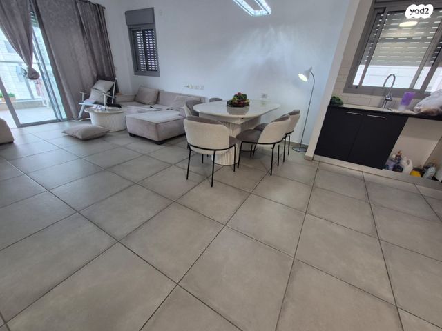 דירה, כליל החורש 9, יצחק שמיר, נהריה