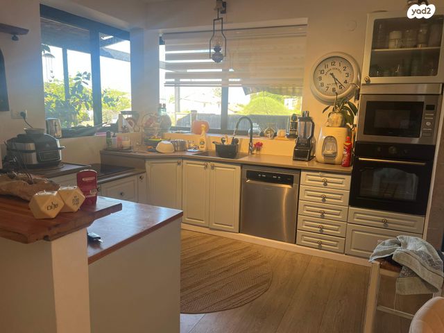 דו משפחתי, הגבעה, אבן יהודה