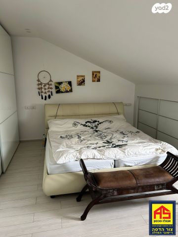 דו משפחתי, הר כתרון, צור הדסה