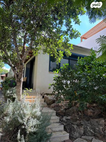 דו משפחתי, טרומפלדור, זכרון יעקב