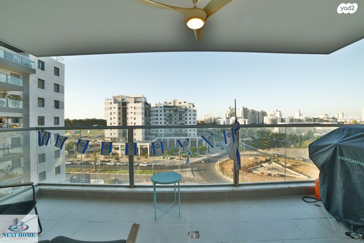 דירה, דליה רביקוביץ, נאות שמיר, יבנה