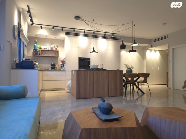 דו משפחתי, כוכב יאיר / צור יגאל