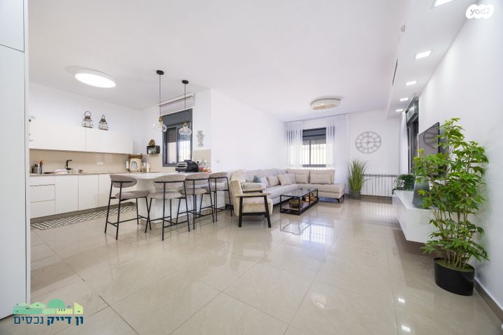 דירה, יצחק רפאל, חומת שמואל, הר חומה, ירושלים