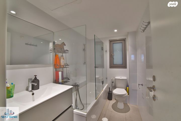 דירה, דליה רביקוביץ, נאות שמיר, יבנה