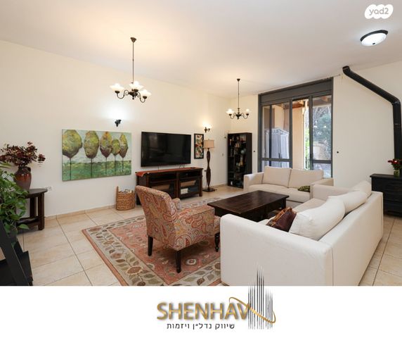 דו משפחתי, תל מונד