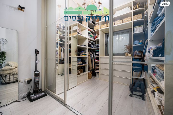 דירה, יצחק רפאל, חומת שמואל, הר חומה, ירושלים