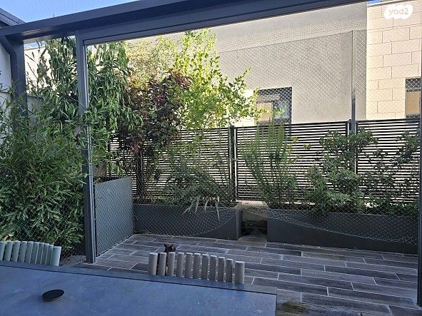 דו משפחתי, כוכב יאיר / צור יגאל