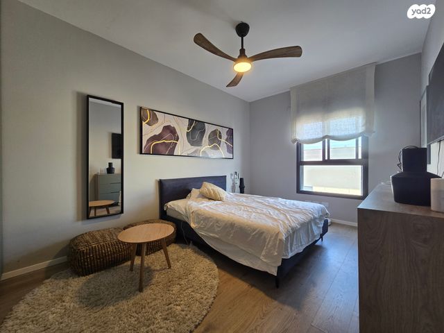 דו משפחתי, כוכב יאיר / צור יגאל