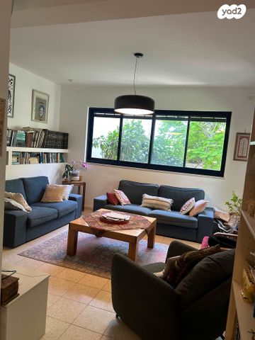 דו משפחתי, טרומפלדור, זכרון יעקב