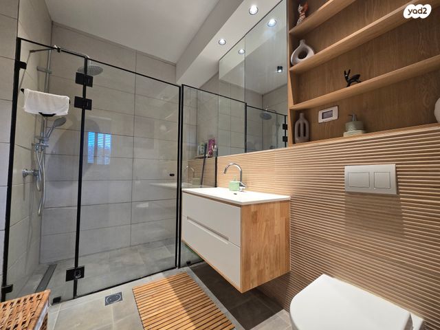 דו משפחתי, כוכב יאיר / צור יגאל