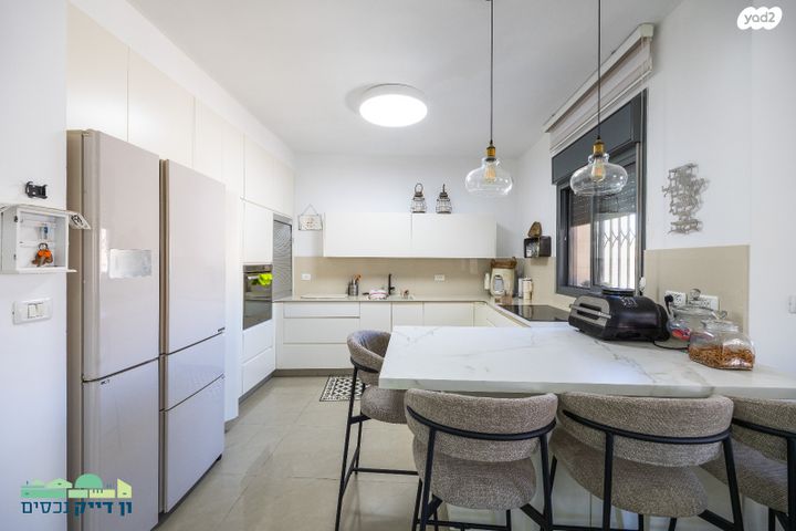 דירה, יצחק רפאל, חומת שמואל, הר חומה, ירושלים