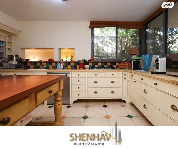 דו משפחתי, תל מונד