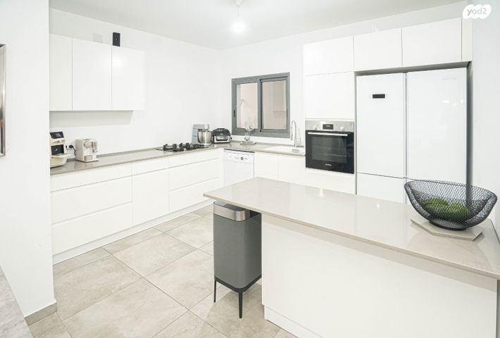 דירת גן, אהבת אדם, כפר יונה