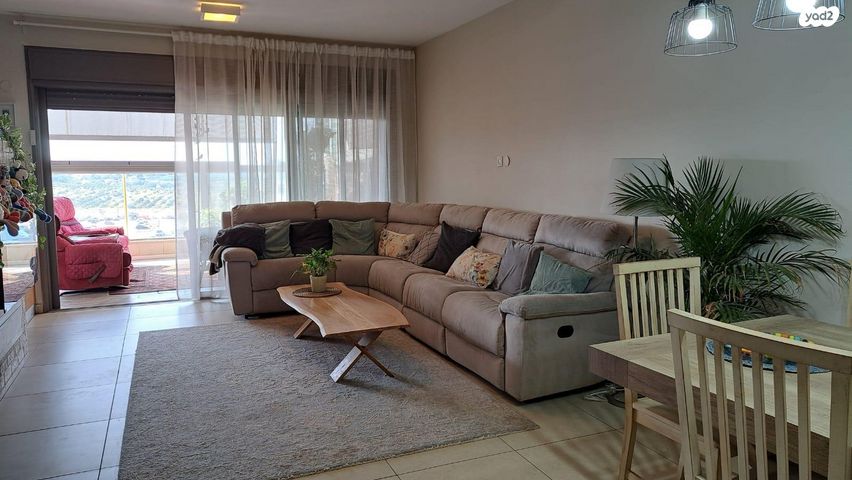 דירה, אהוד מנור, כפר יונה