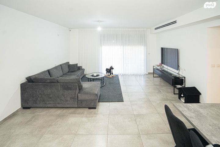 דירת גן, אהבת אדם, כפר יונה