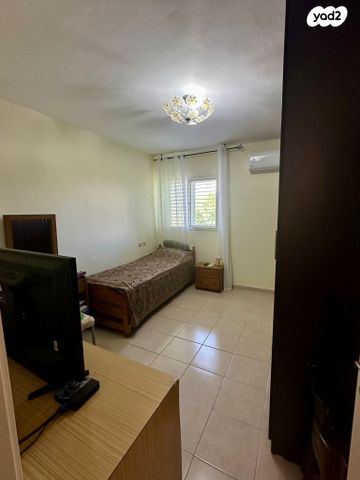 דירה, גיורא יוספטל, גיורא, טירת כרמל