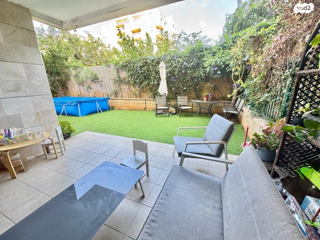 דירת גן, רחובות הצעירה, רחובות