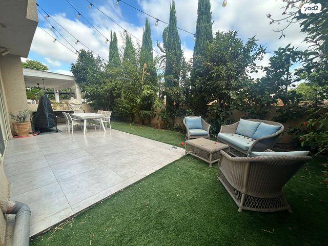 דו משפחתי, תל מונד