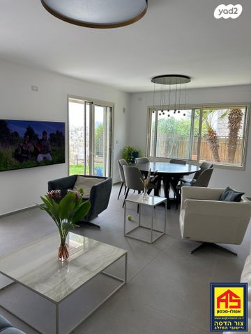 דו משפחתי, הר כתרון, צור הדסה