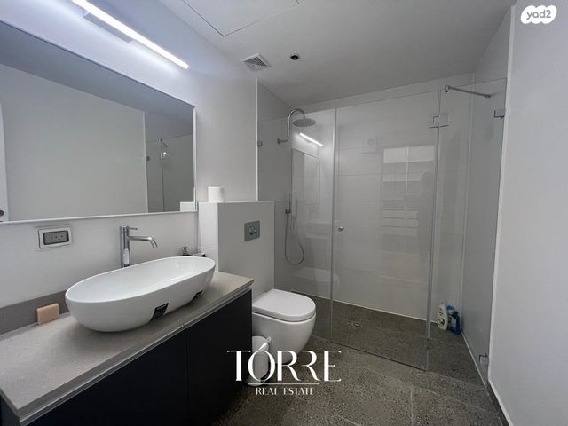 גג/ פנטהאוז, דרך מנחם בגין 158, מונטיפיורי, הרכבת, תל אביב יפו