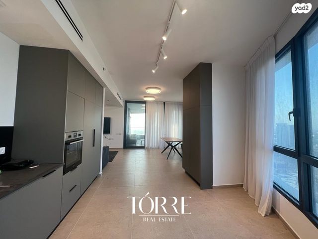 גג/ פנטהאוז, דרך מנחם בגין 158, מונטיפיורי, הרכבת, תל אביב יפו