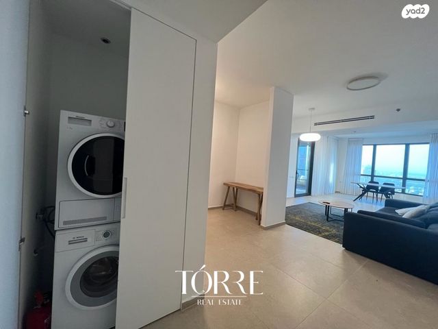 גג/ פנטהאוז, דרך מנחם בגין 158, מונטיפיורי, הרכבת, תל אביב יפו