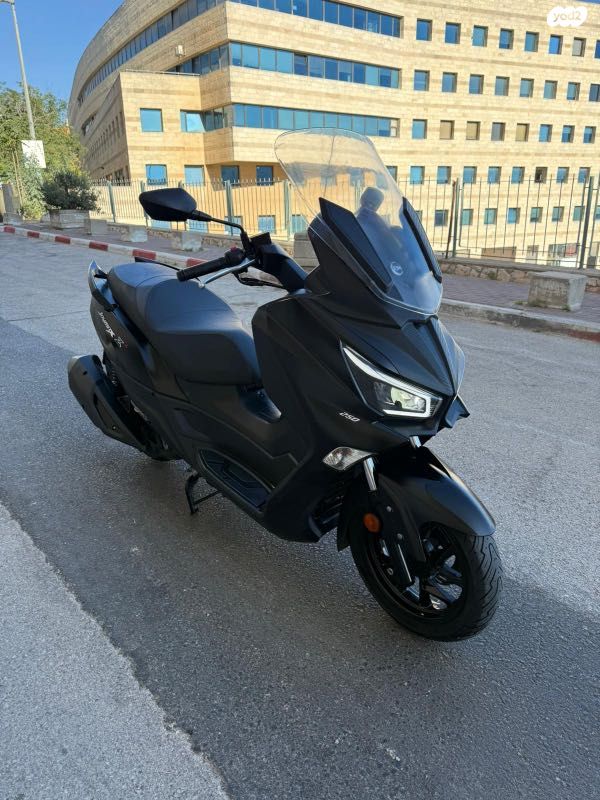 מודעת רכב סאן יאנג ג'וי-מקס Z-250