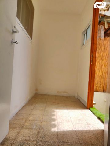 דירת גן, נתן אלבז 144, הראשונים, שלומי