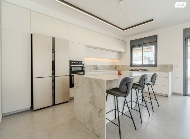 גג/ פנטהאוז, לוטם 13, הפרחים, חריש