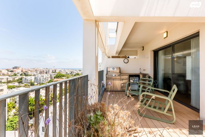 גג/ פנטהאוז, חסידי האומות, מכללת תל אביב יפו, דקר, תל אביב יפו