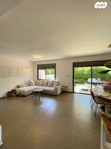 דו משפחתי, תאנה, סנסן, צור הדסה