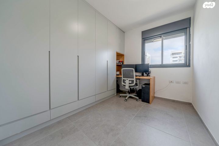 גג/ פנטהאוז, לוטם 13, הפרחים, חריש