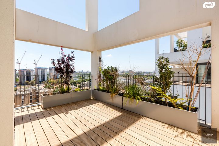 גג/ פנטהאוז, חסידי האומות, מכללת תל אביב יפו, דקר, תל אביב יפו