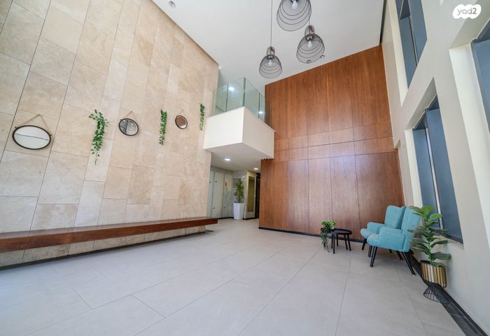 גג/ פנטהאוז, לוטם 13, הפרחים, חריש