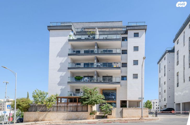 גג/ פנטהאוז, לוטם 13, הפרחים, חריש